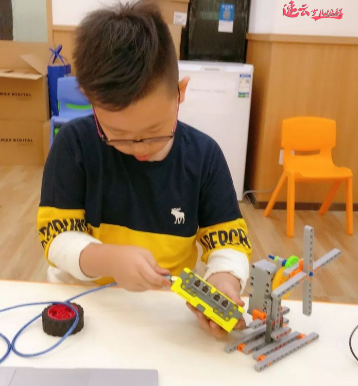 山东机器人编程：全世界都为孩子学习少儿编程而疯狂，“少儿编程”以风靡全球。(图4)